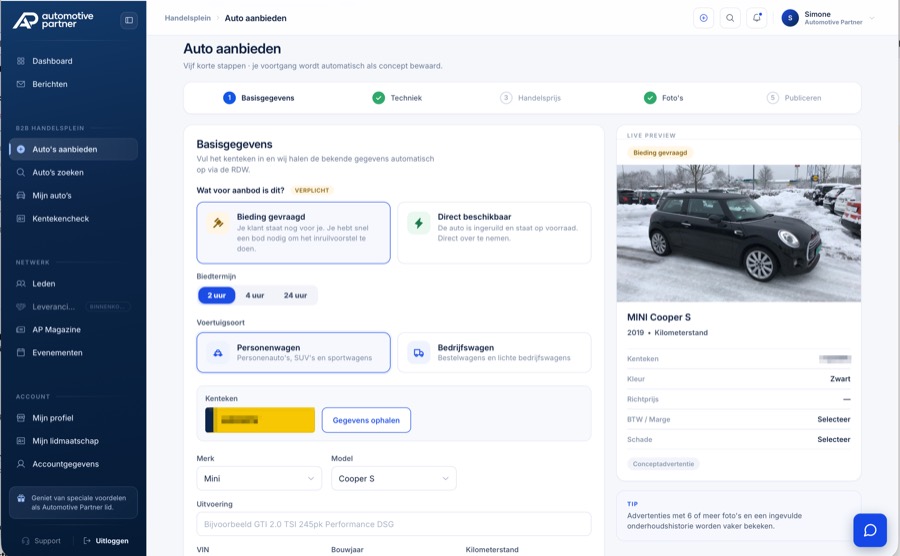 Het scherm Auto aanbieden in het ledendashboard: vijf stappen, een kentekenveld met een knop Gegevens ophalen, en rechts een voorbeeld van de advertentie die je aan het maken bent.