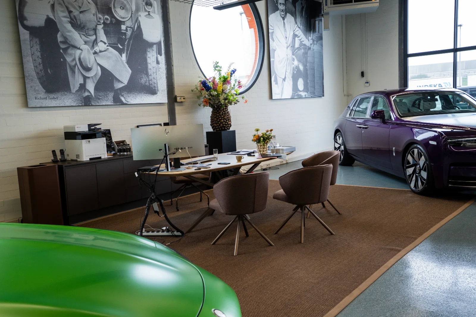 De verkooptafel in de showroom