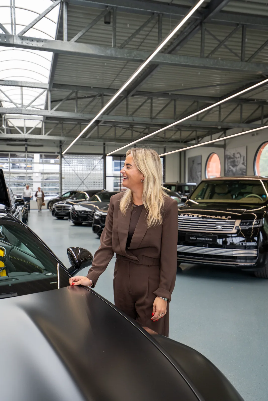 Dempsy lachend bij een AMG in de showroom