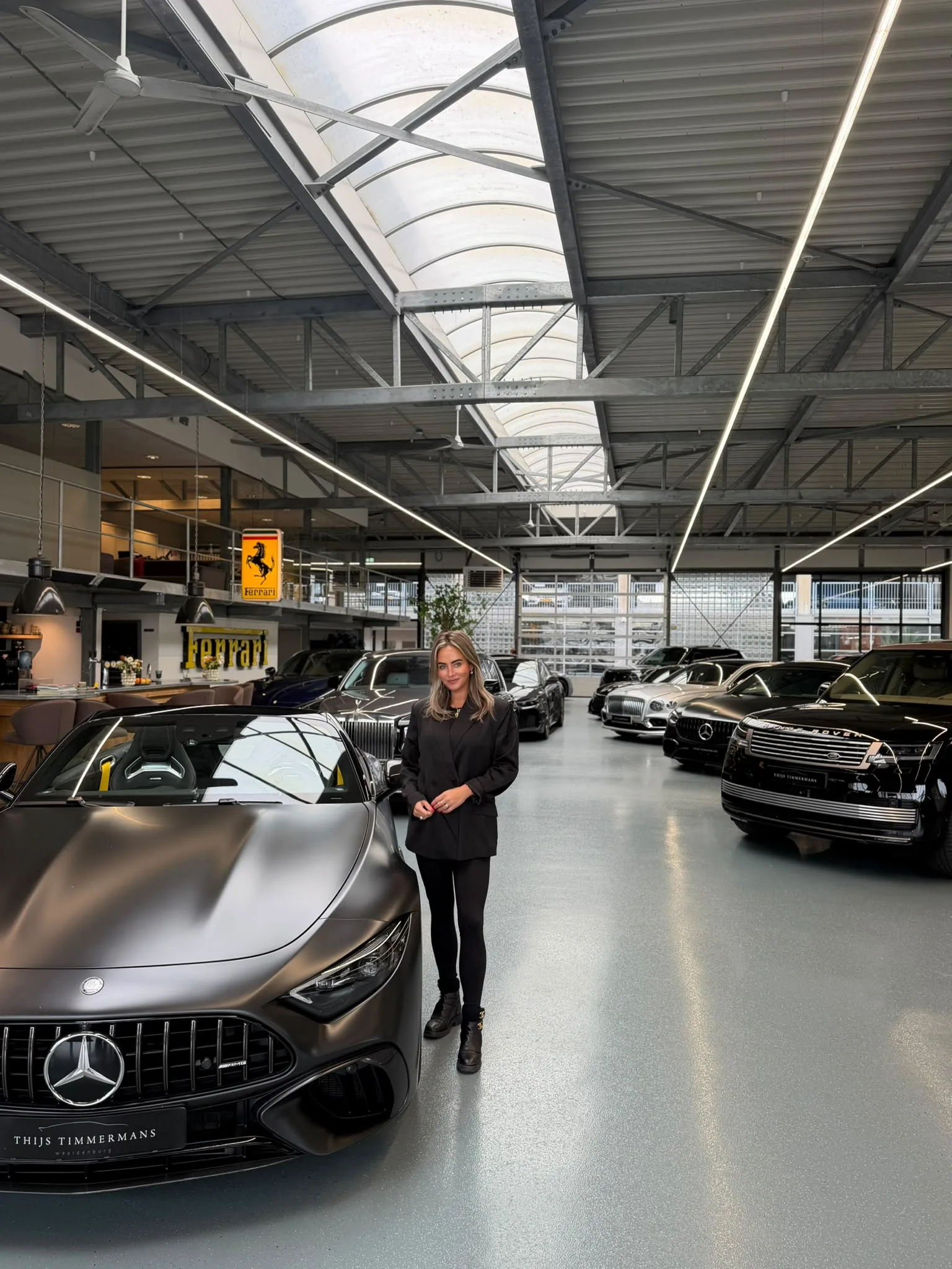 Dempsy Plomp in de showroom van Thijs Timmermans