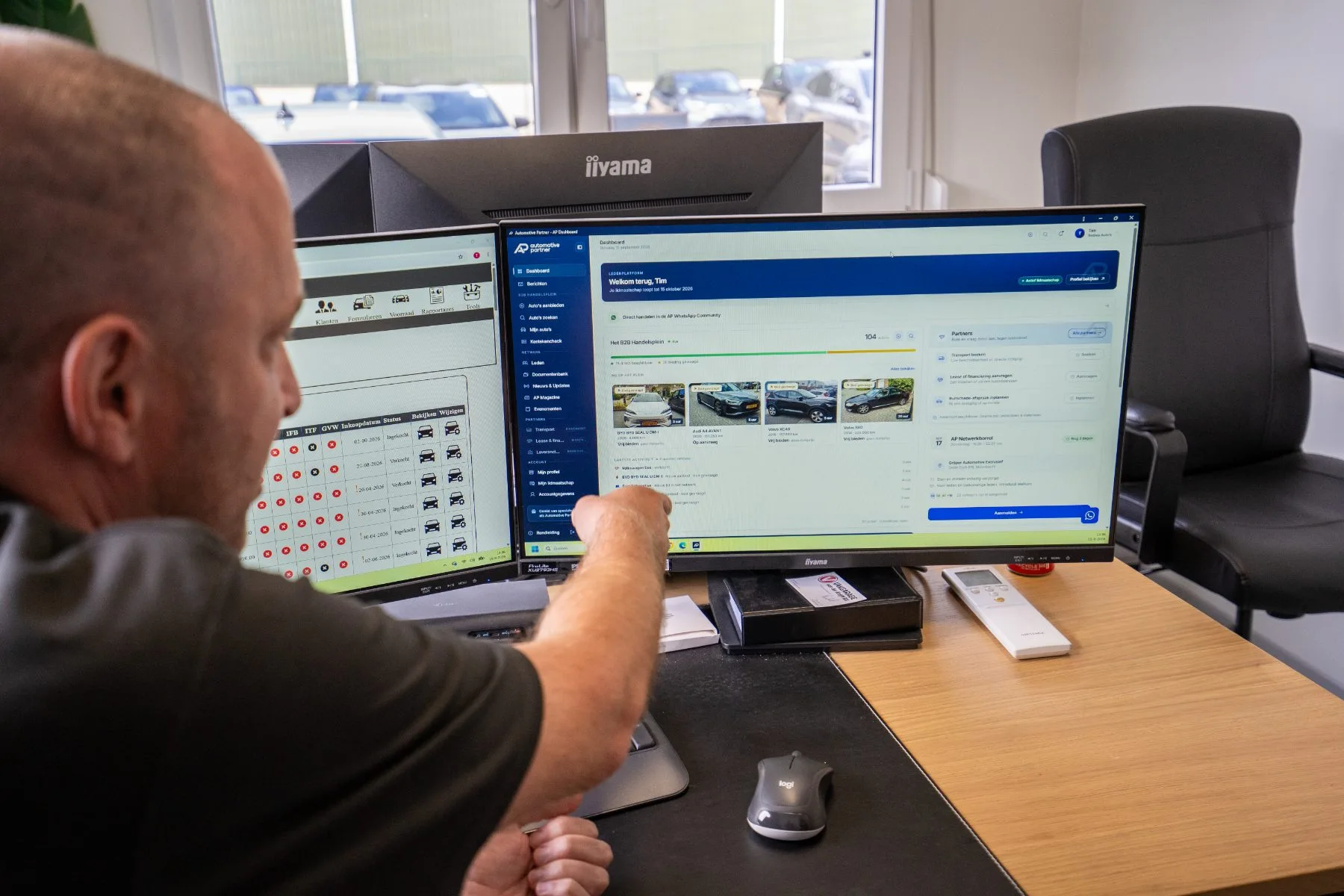 Tim wijst het AP Dashboard aan