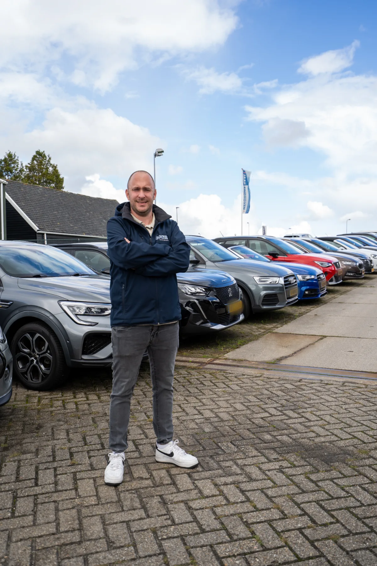 Tim tussen de voorraad op het terrein