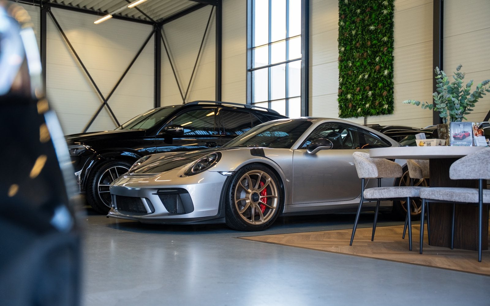 Porsche in de showroom van Auto Laurens