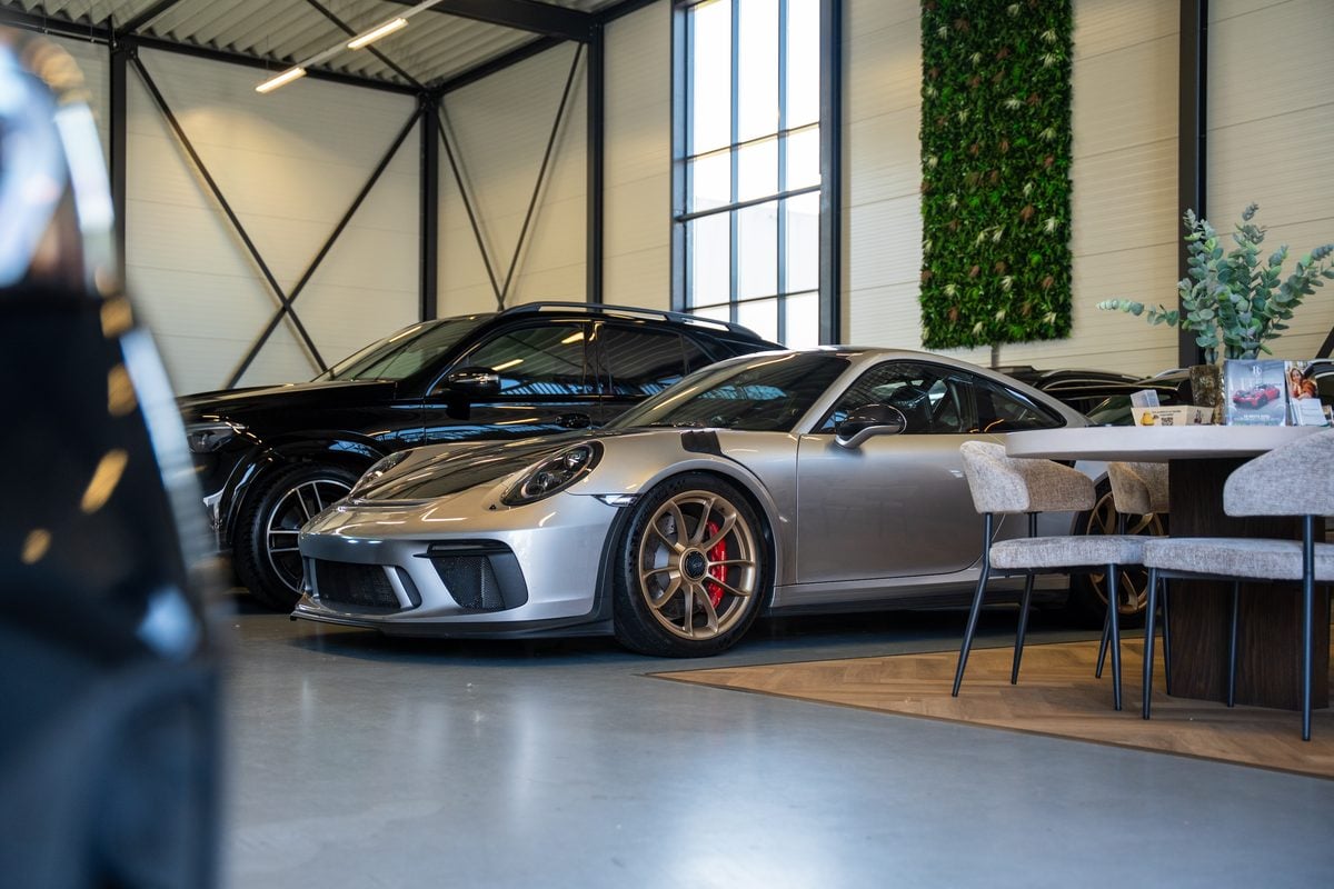 Porsche in de showroom van Auto Laurens